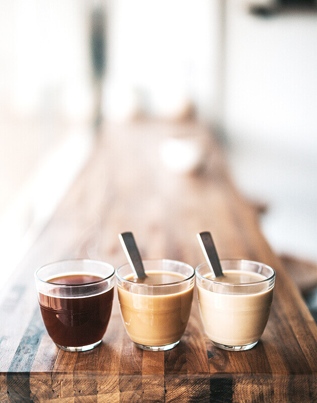 コーヒーが3つ並んでいる写真